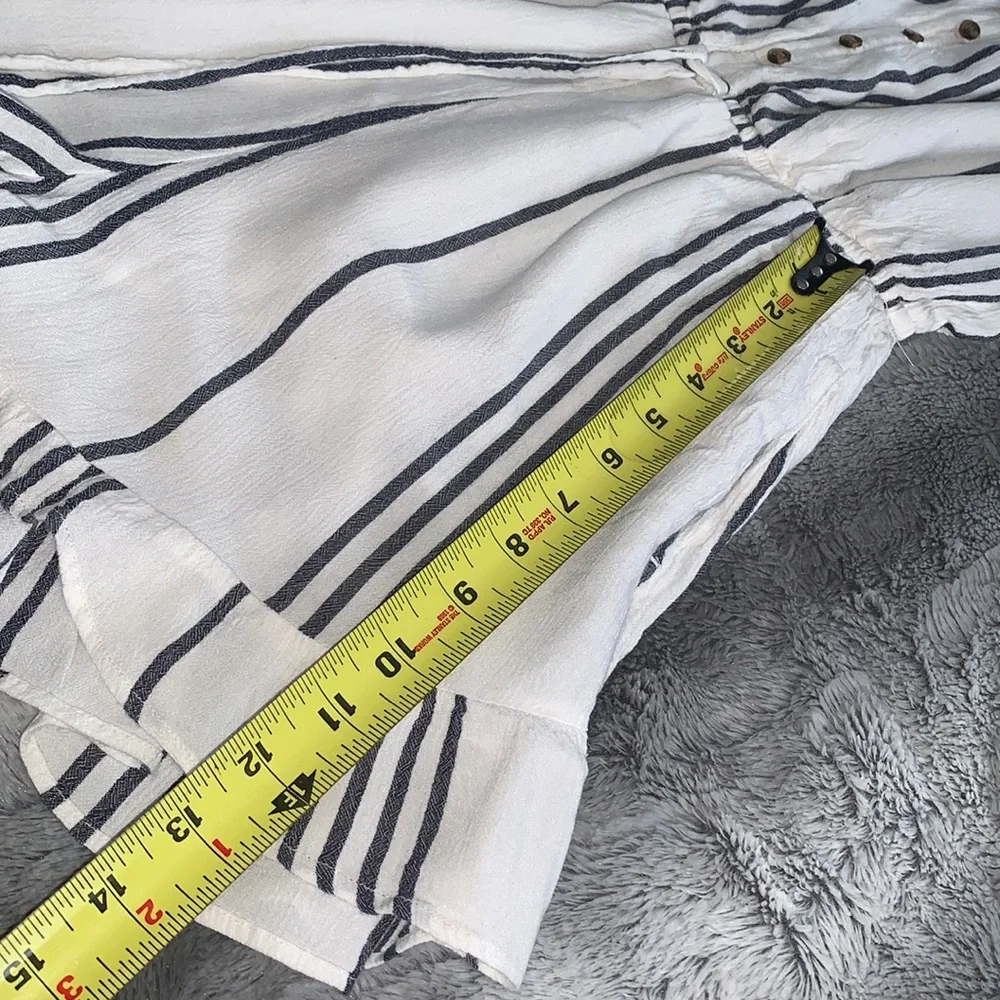 American Eagle XS Striped Ruffle Romper EUC Navy & White - Picture 14 of 15